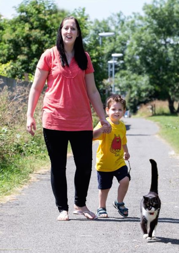 kitten-walks-boy-to-school-3