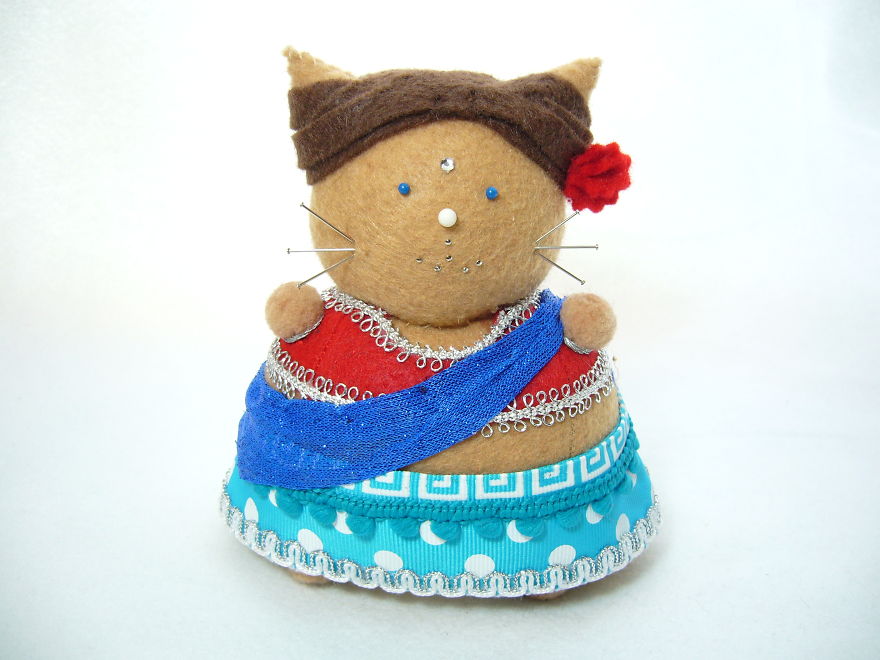 cat-pin-cushion-10